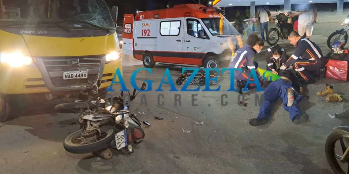 Motoboy colide contra ônibus escolar e vai parar no PS em estado grave