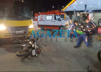 Motoboy colide contra ônibus escolar e vai parar no PS em estado grave