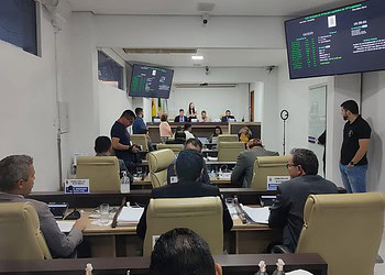 Em sessão que ‘varou’ a madrugada, vereadores aprovam orçamento de R$ 2,2 bilhões e criação de 30 cargos
