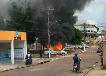Caminhonete pega fogo no Canal da Maternidade; veja o vídeo