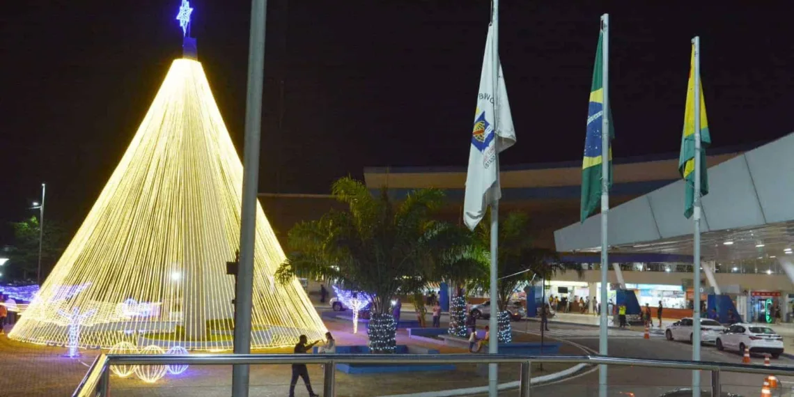 Rodoviária de Rio Branco ganha iluminação natalina da prefeitura; veja fotos