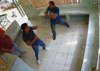 Taxistas disputam passageiros aos socos em rodoviária no Acre; veja vídeo