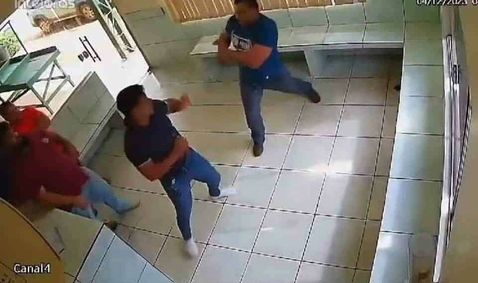Taxistas disputam passageiros aos socos em rodoviária no Acre; veja vídeo