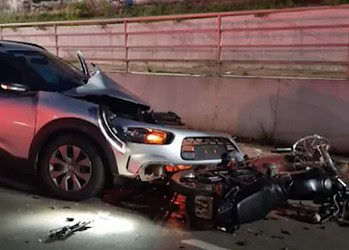 Vídeo mostra momento em que adolescente invade contramão e colide contra motocicleta