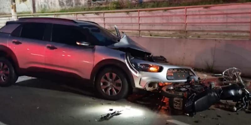 Vídeo mostra momento em que adolescente invade contramão e colide contra motocicleta