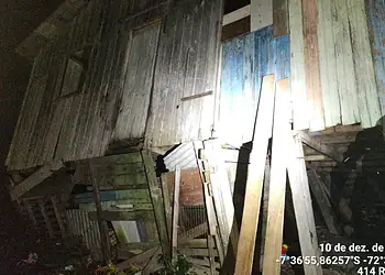 Casa com bebê e quatro crianças dentro desaba no interior do Acre