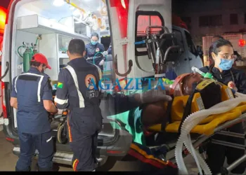 Motociclista fica em estado grave após desviar de cachorro e colidir contra árvore