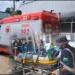 Entregador de empresa privada perde controle de moto, bate em caminhão e vai parar no PS