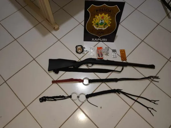 Polícia encontra rifle e chicotes na residência de professor acusado de torturar aluno no Acre