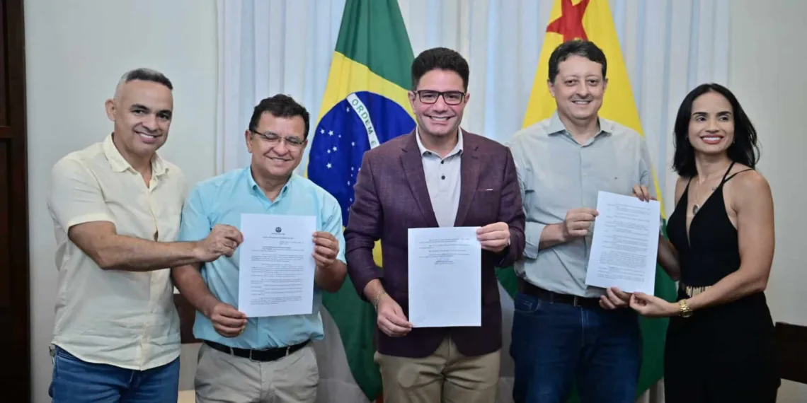 Estiveram presentes na reunião de assinatura o secretário de Planejamento, Ricardo Brandão; a secretária adjunta de Planejamento, Kelly Lacerda; e o presidente da Energisa no Acre, Ricardo Xavier. Foto: Diego Gurgel/Secom