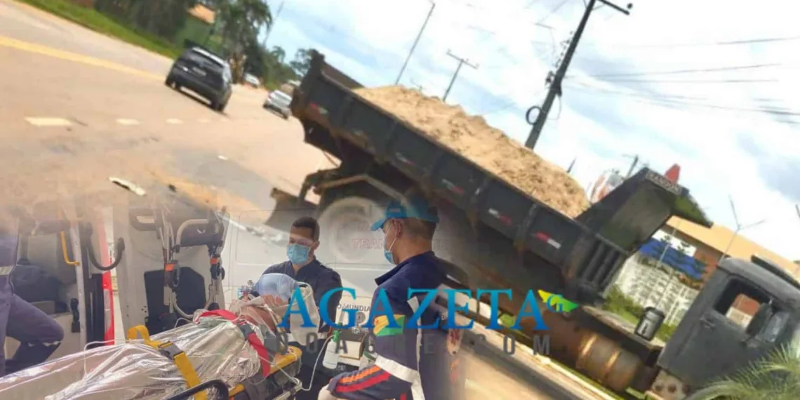 Motoboy fica em estado grave após colidir contra caçamba na AC-40