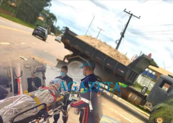 Motoboy fica em estado grave após colidir contra caçamba na AC-40