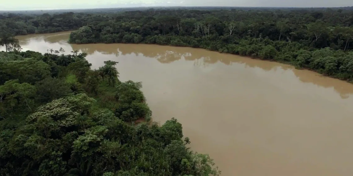 Cidades são apontadas como os maiores poluentes do Rio Acre no filme Expedição Águas do Acre