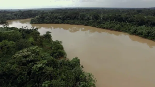 Cidades são apontadas como os maiores poluentes do Rio Acre no filme Expedição Águas do Acre