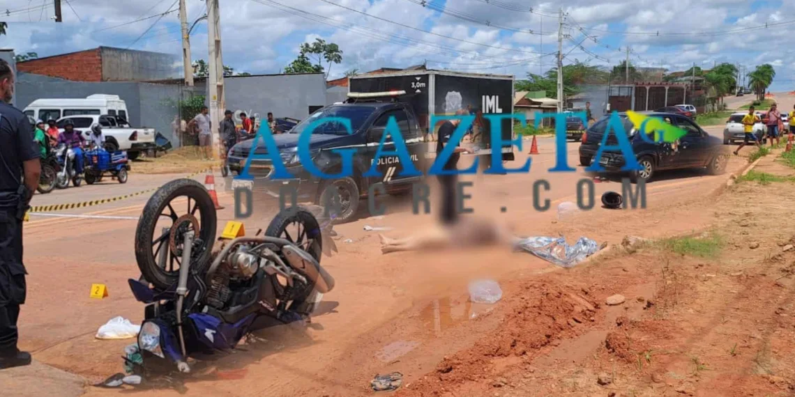 Mulher morre após moto bater violentamente em carro na Baixada da Sobral