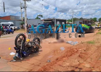 Mulher morre após moto bater violentamente em carro na Baixada da Sobral