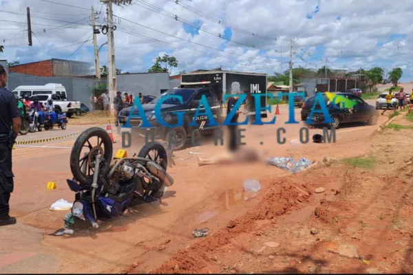 Mulher morre após moto bater violentamente em carro na Baixada da Sobral