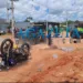 Mulher morre após moto bater violentamente em carro na Baixada da Sobral