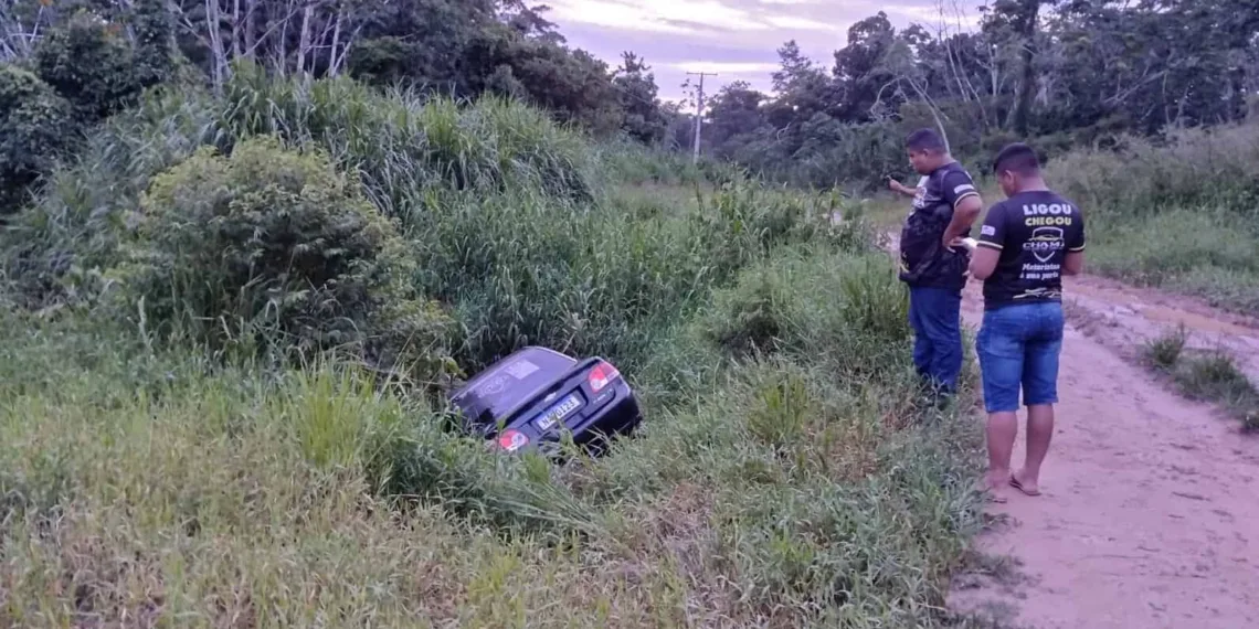 Com medo de morrer, motorista de app pula de carro em movimento, mas é agredido por criminosos