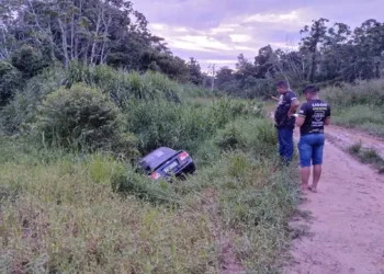 Com medo de morrer, motorista de app pula de carro em movimento, mas é agredido por criminosos
