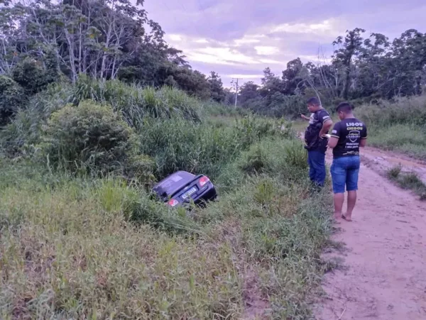 Com medo de morrer, motorista de app pula de carro em movimento, mas é agredido por criminosos