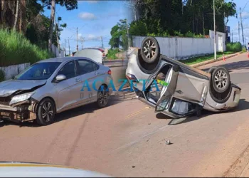 VÍDEO: Veículo capota em colisão na Jarbas Passarinho e bombeiro fica ferido
