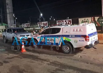 Motorista colide contra viatura da PM e se recusa fazer o teste do bafômetro