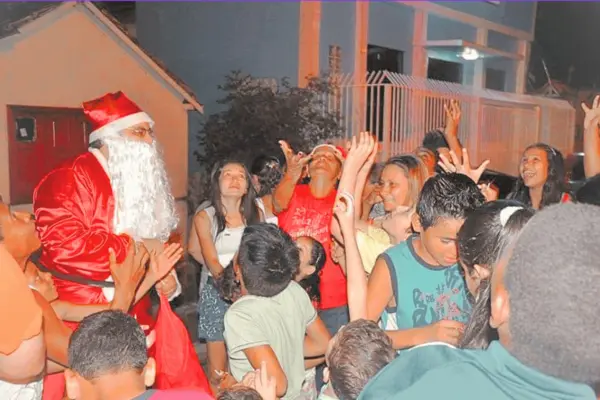Serenata Natalina da Base é realizada nesta quinta-feira; evento é promovido há 24 anos