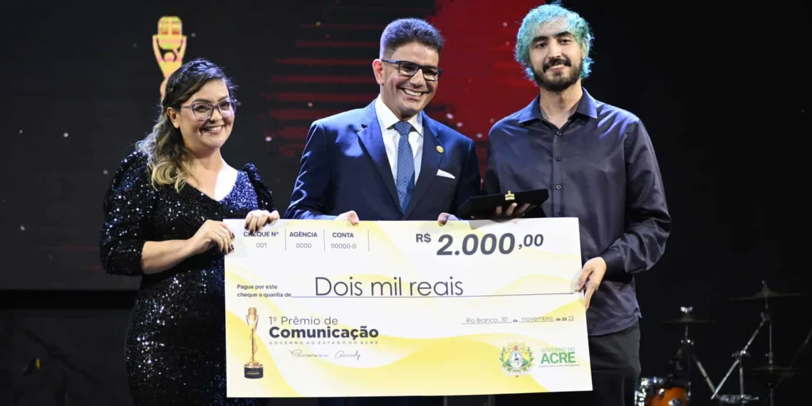 A secretaária de Comunicação Nayara Lessa, o premiado Vitor Hugo e o governador Gladson Cameli (Foto: Clemerson Ribeiro/Secom)