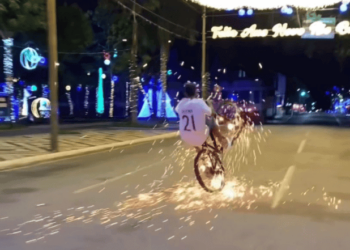Jovem viraliza nas redes sociais fazendo manobras de bicicleta em meio a iluminação natalina; Veja o vídeo