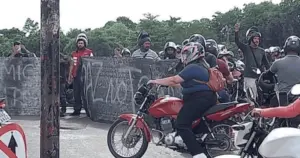 Motoboys fecham ponte em protesto após morte de colega em Rio Branco 2 Motoboys fecham ponte em protesto após morte de colega em Rio Branco