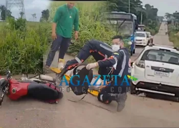 Homem sofre fratura na exposta na perna em acidente envolvendo veículos na AC-10