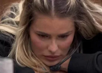 'BBB 24': Yasmin Brunet chora com medo de ser 'cancelada' após fazer 'arminha' e ouvir alerta de Marcus. 'Já estou noiada'
© Reprodução, Globoplay