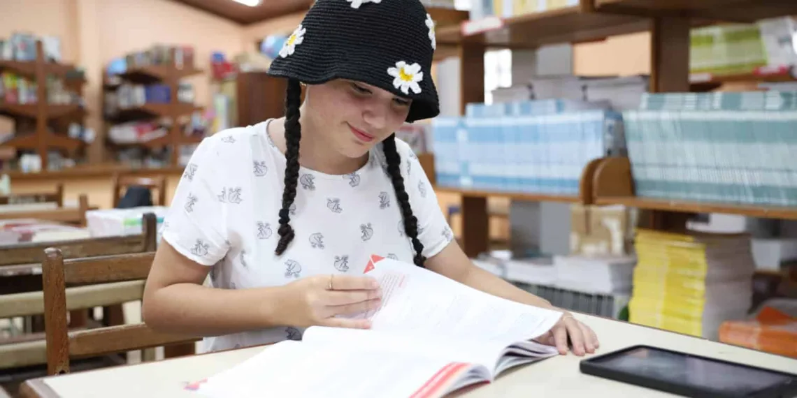 Luane Jenuíno, 17 anos, aluna da Escola Glória Perez, alcançou 980 pontos na redação; tem como primeira opção o curso de Psicologia e segunda Letras-Português. Foto: Mardilson Gomes/SEE