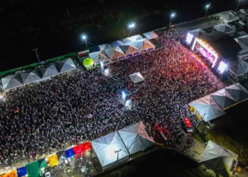 Embalados por Tatau e Murilo Hulff, milhares de pessoas prestigiam Réveillon da Família no Arena da Floresta