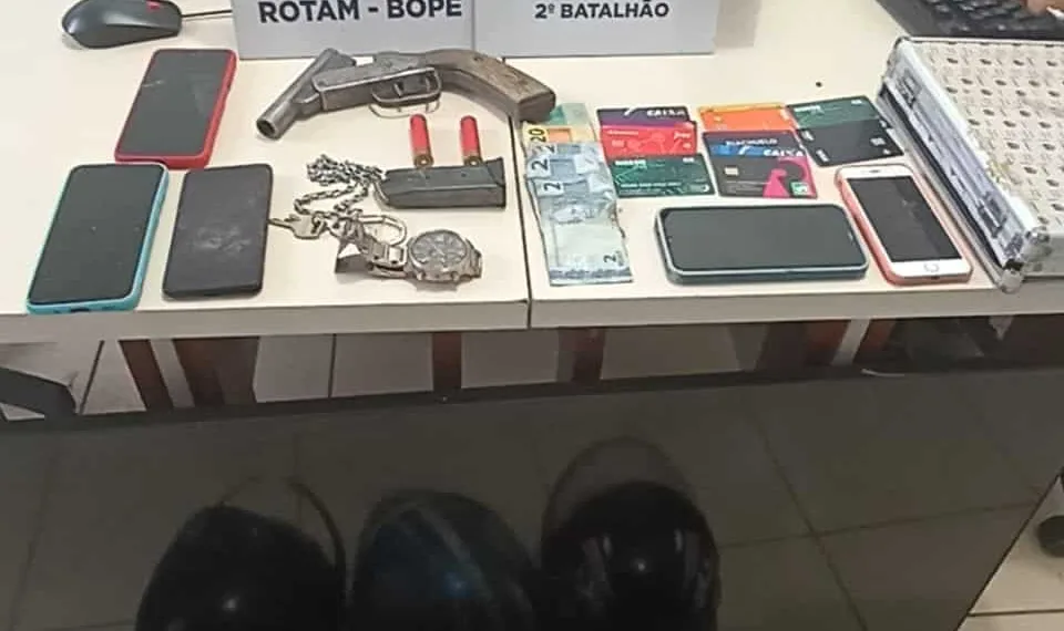PM prende assaltantes e recupera veículo roubado após confronto no Belo Jardim