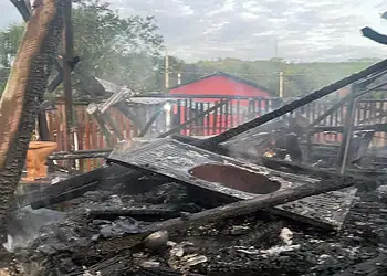 No Acre, mulher alcoolizada ateia fogo na própria casa e perde tudo