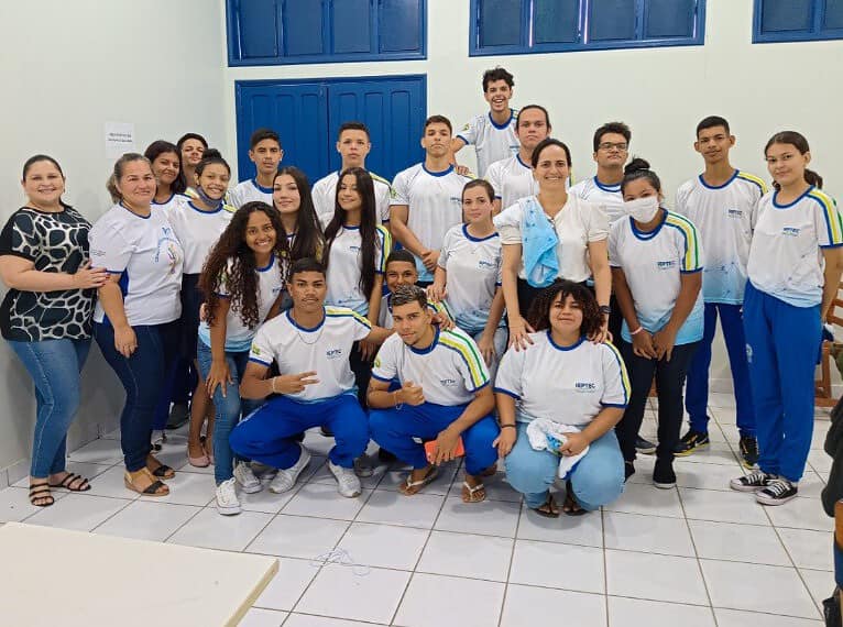 Equipe do Ceflora entrega novo fardamento do Ieptec aos estudantes do IFTP, no início do ano letivo. Foto: Ascom Ieptec