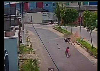 Motociclista perde o controle e se choca com caixa de lixo; veja o vídeo