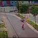 Motociclista perde o controle e se choca com caixa de lixo; veja o vídeo