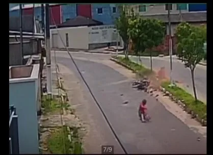 Motociclista perde o controle e se choca com caixa de lixo; veja o vídeo