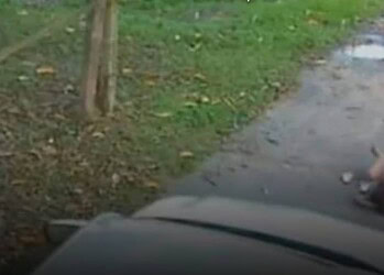 Vídeo mostra momento que veículo passa por cima e arrasta criança deitada em via pública