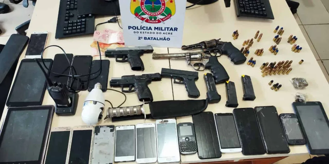 Polícia Militar prende quadrilha com armas, celulares e drogas na capital
