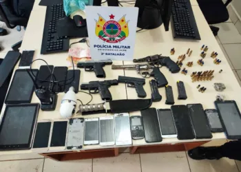 Polícia Militar prende quadrilha com armas, celulares e drogas na capital