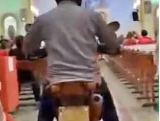 Padre surpreende fiéis ao entrar de motocicleta para celebrar missa em Xapuri