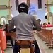 Padre surpreende fiéis ao entrar de motocicleta para celebrar missa em Xapuri