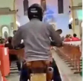 Padre surpreende fiéis ao entrar de motocicleta para celebrar missa em Xapuri