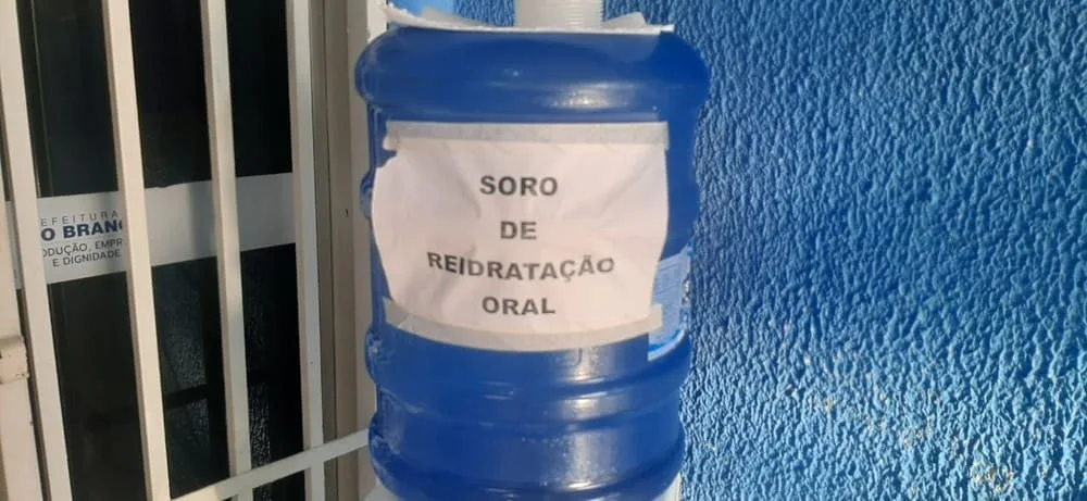 O soro caseiro, composto por água mineral, sal e açúcar, é uma alternativa eficaz para combater a desidratação, um dos desafios enfrentados no tratamento da dengue (Foto: Aldo França/Rede Amazônica Acre)