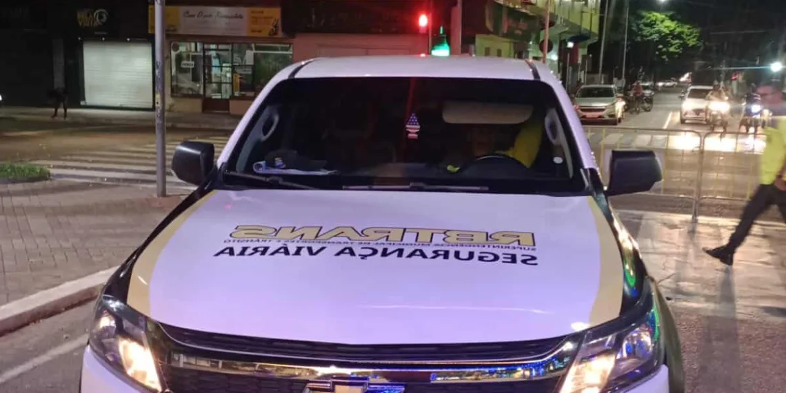 Agente de trânsito é flagrado dormindo em viatura durante expediente; RBTrans investiga o caso
