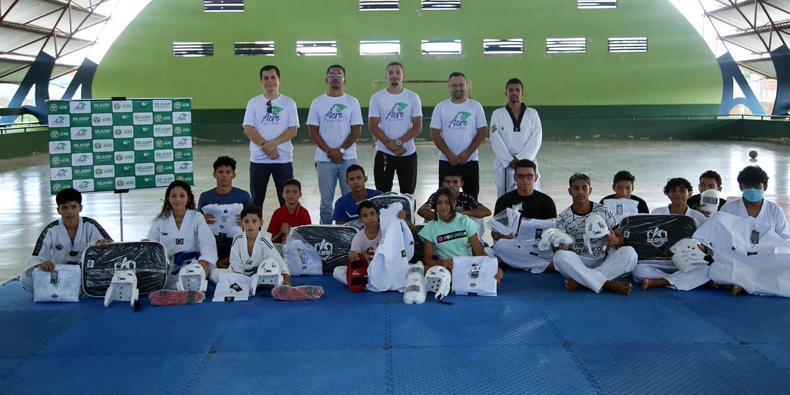 Secretaria de Segurança entrega materiais esportivos para escola de taekwondo na Cidade do Povo. Foto: Dhárcules Pinheiro/Ascom Sejusp.